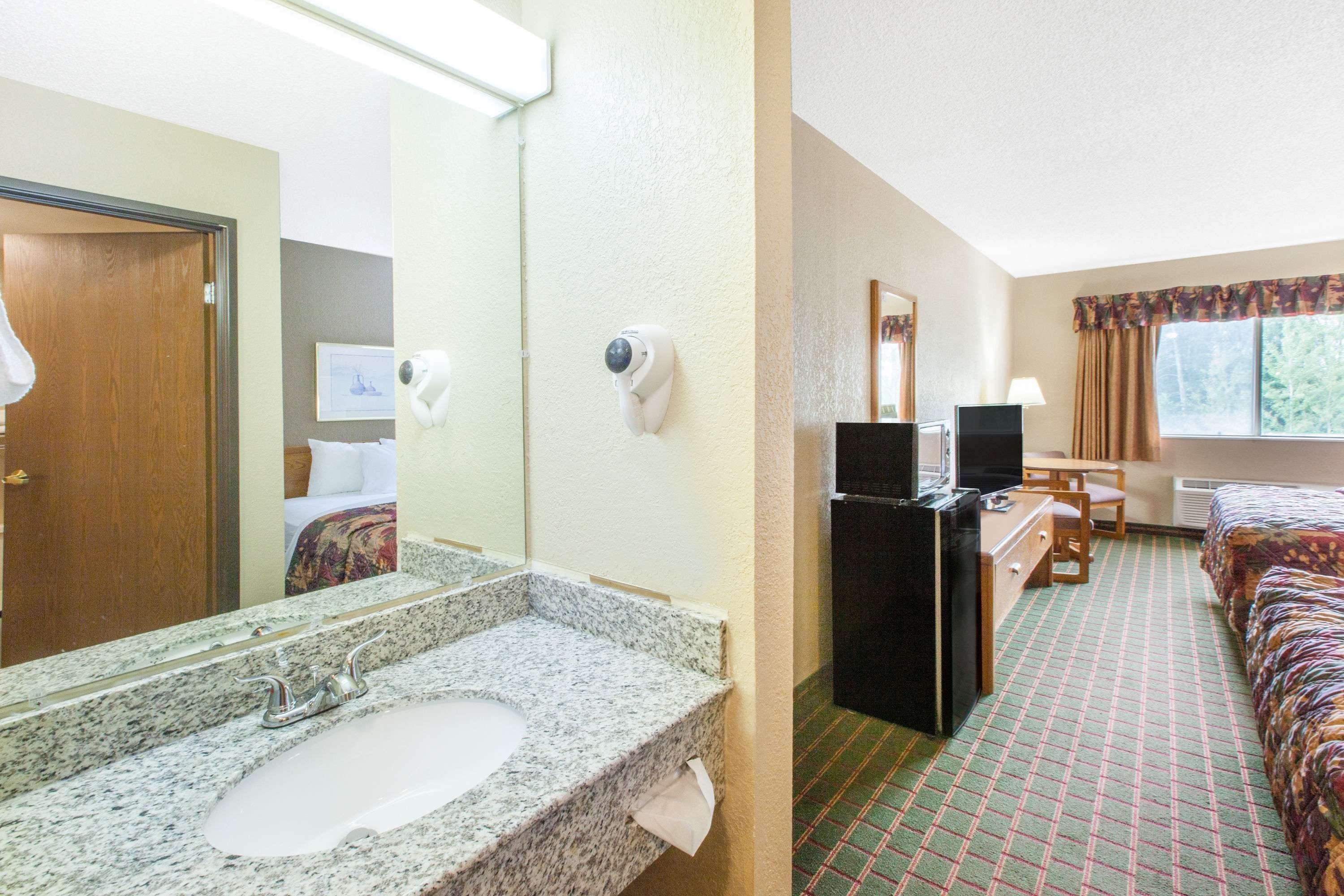 Days Inn By Wyndham Sault Ste Marie Mi Exterior photo